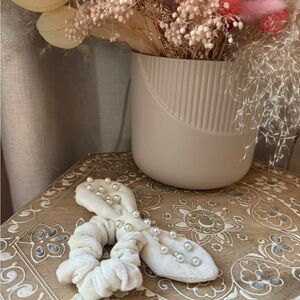 Lele Sadoughi Cream Pearl-Embellished Hair Scrunchie